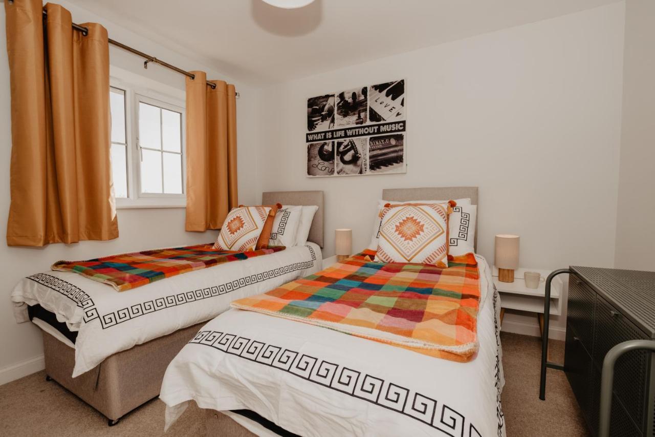 Coyle House, 3 Bed,Corby, Super Kings Or Twins, Driveway, Free Wi-Fi, Corporates Welcome 외부 사진